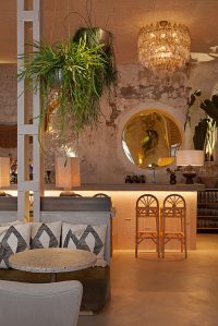 Arquitectura y diseño de interiores en el restaurante madrileño Aüak por Mil Studios.
