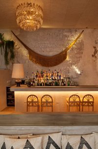 Proyecto de arquitectura y diseño del interior del restaurante madrileño Aüak por Mil Studios.