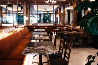 Proyecto de diseño interior de Café Comercial por Mil Studios