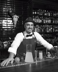 Barman de la coctelería Salmon Gurú en Madrid
