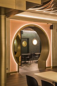 Moderno diseño interior en el restaurante 80º en Madrid por Mil Studios
