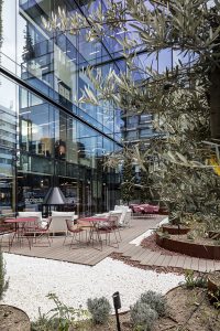 Diseño de la terraza exterior del coworkig Utopicus en Madrid por Mil Studios