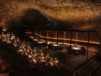 Diseño de un restaurante en el interior de un túnel en la isla de Santa Cruz, por Mil Studios